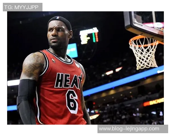 詹姆斯回顾新秀时期经典扣篮瞬间感慨23年光阴如梭对阵骑士再续传奇